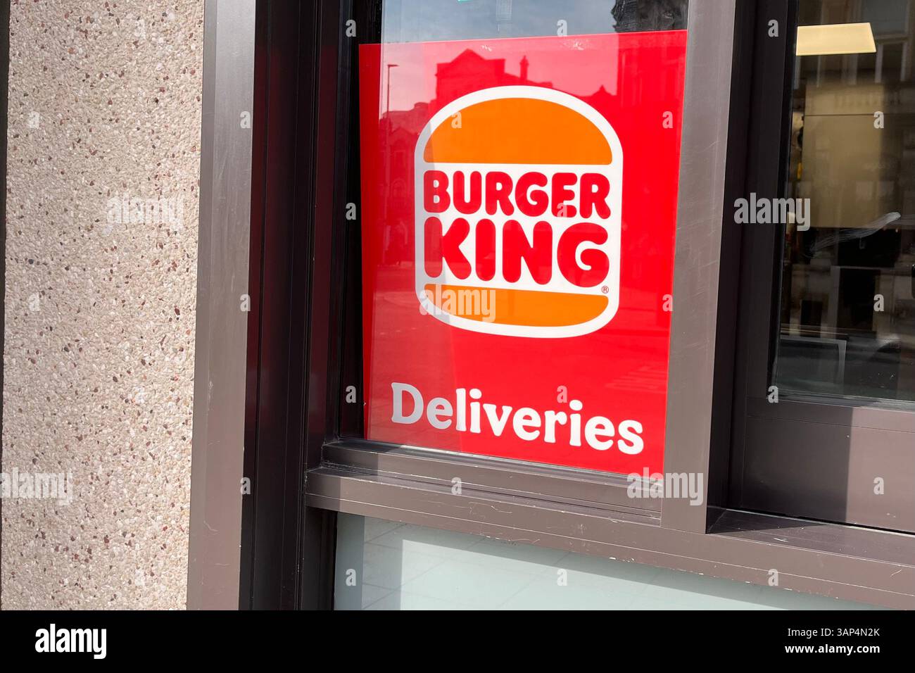 Burger King-Lieferschild wird an einer Fensterluke angezeigt. Cardiff, Wales, Vereinigtes Königreich. April 2025. - Smartphone-aufgenommenes Stockfoto