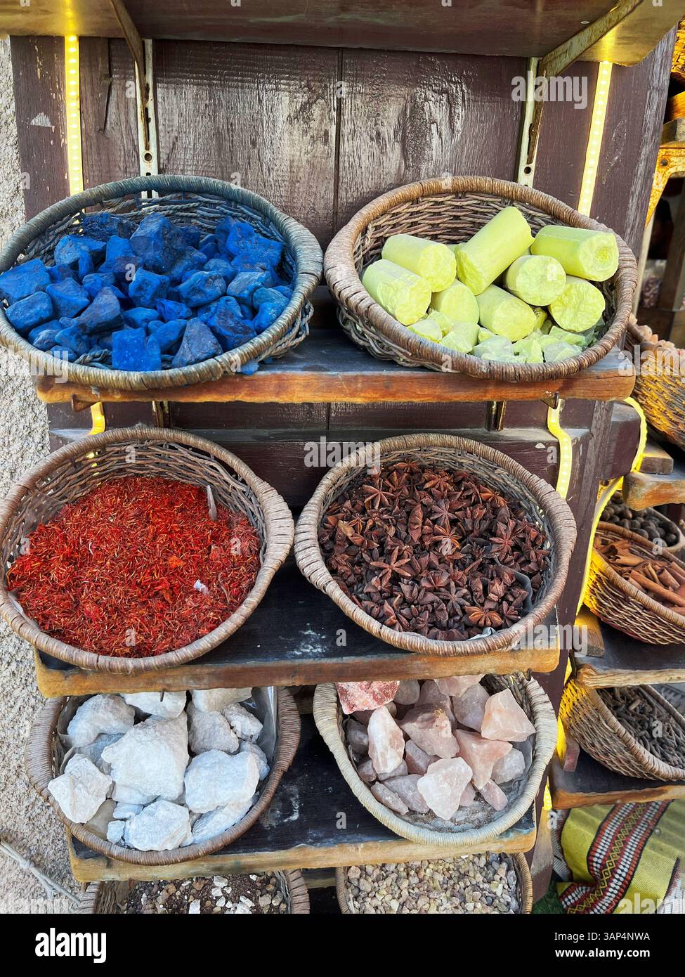 Farbenfrohe Gewürze und Mineralien in traditionellen Körben auf dem Middle Eastern Market Stockfoto