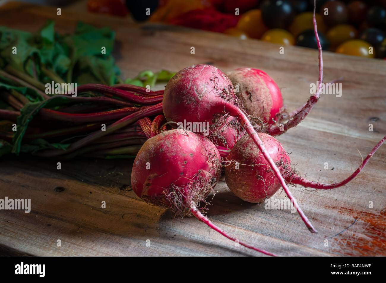 Frisch gezogene Rüben auf einem Holzschneidebrett Stockfoto