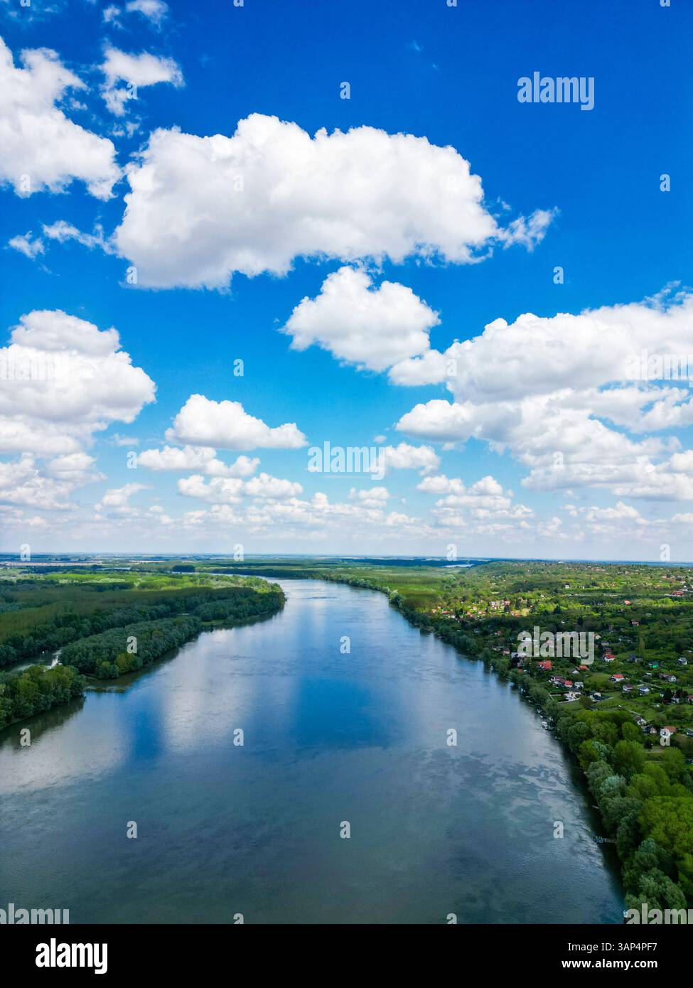 Luftaufnahme der Donau, die die Grenze zwischen Kroatien und Serbien trennt, Naturschutzgebiet Gornje Podunavlje, Aljmas, Osijek-Baranja, Kroatien. Stockfoto