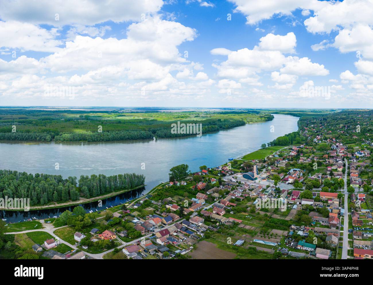 Aus der Vogelperspektive der kleinen Stadt Aljmas entlang der Donau, die die Grenze zwischen Kroatien und Serbien trennt, Naturschutzgebiet Gornje Podunavlje, Osijek-Bara Stockfoto