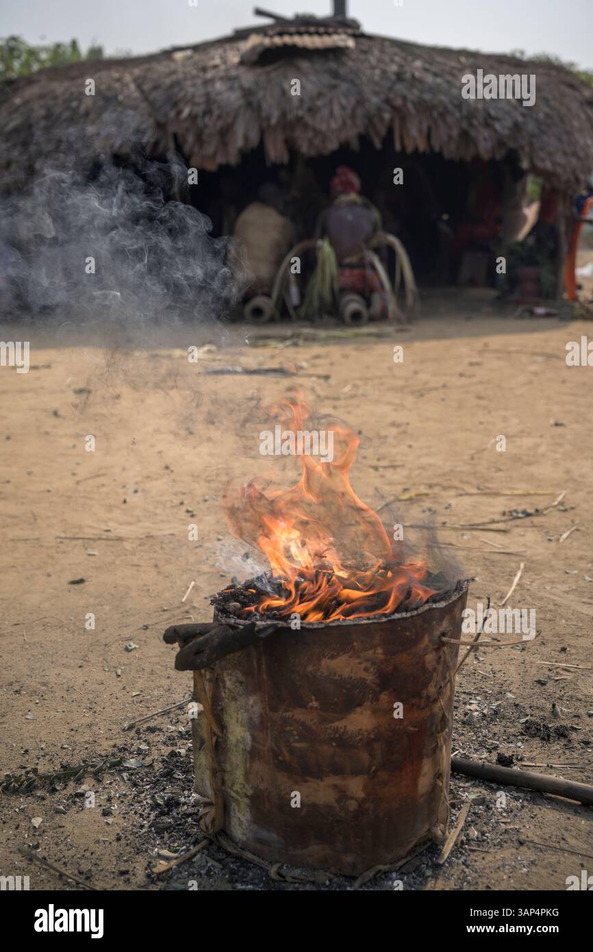 Rituelles Feuer vor dem Tempel, wo die ganze Nacht eine Bwiti-Zeremonie stattgefunden hat. Stockfoto