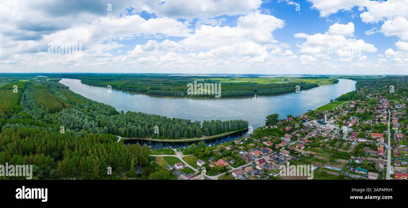 Aus der Vogelperspektive der kleinen Stadt Aljmas entlang der Donau, die die Grenze zwischen Kroatien und Serbien trennt, Naturschutzgebiet Gornje Podunavlje, Osijek-Bara Stockfoto