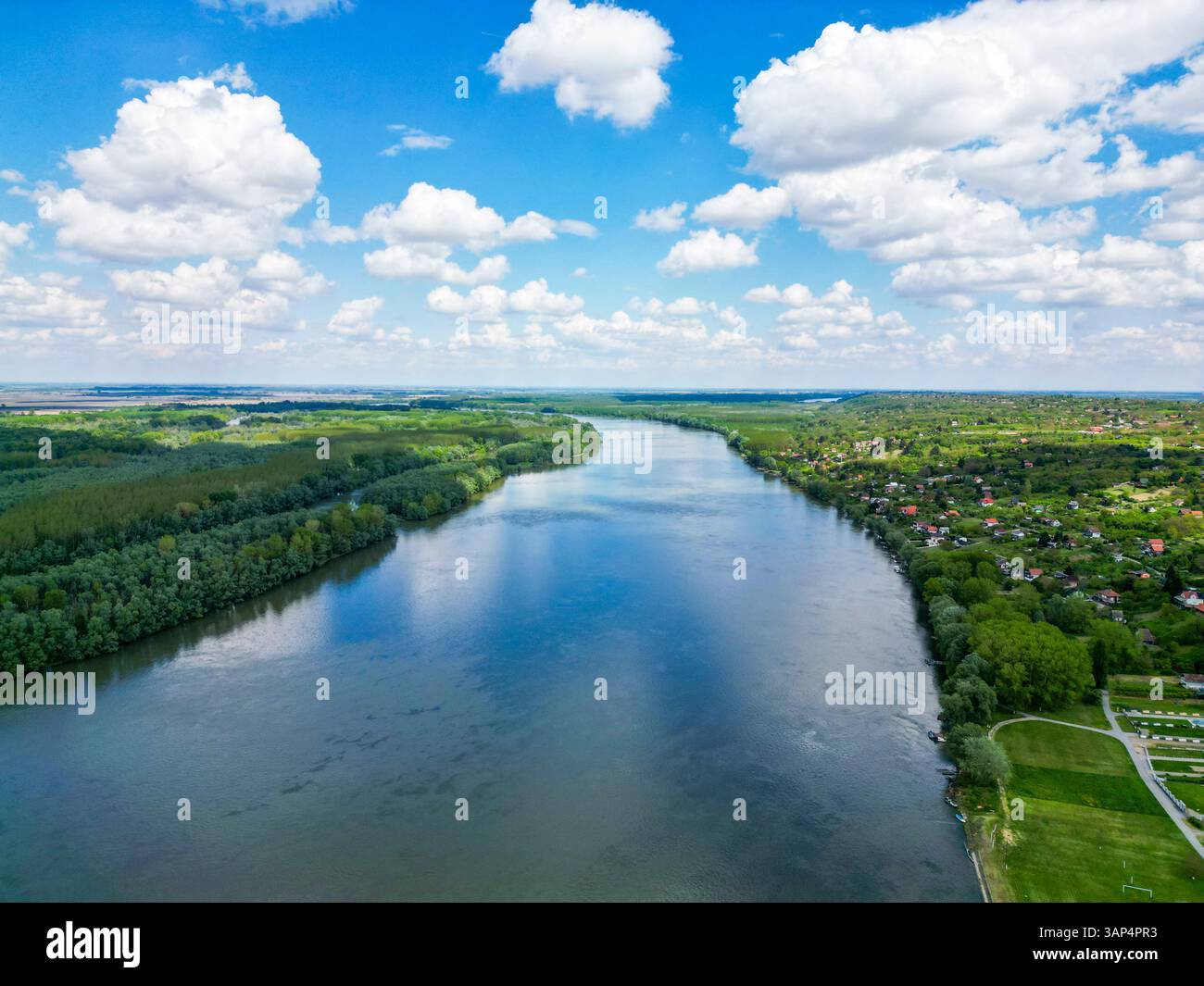 Luftaufnahme der Donau, die die Grenze zwischen Kroatien und Serbien trennt, Naturschutzgebiet Gornje Podunavlje, Aljmas, Osijek-Baranja, Kroatien. Stockfoto
