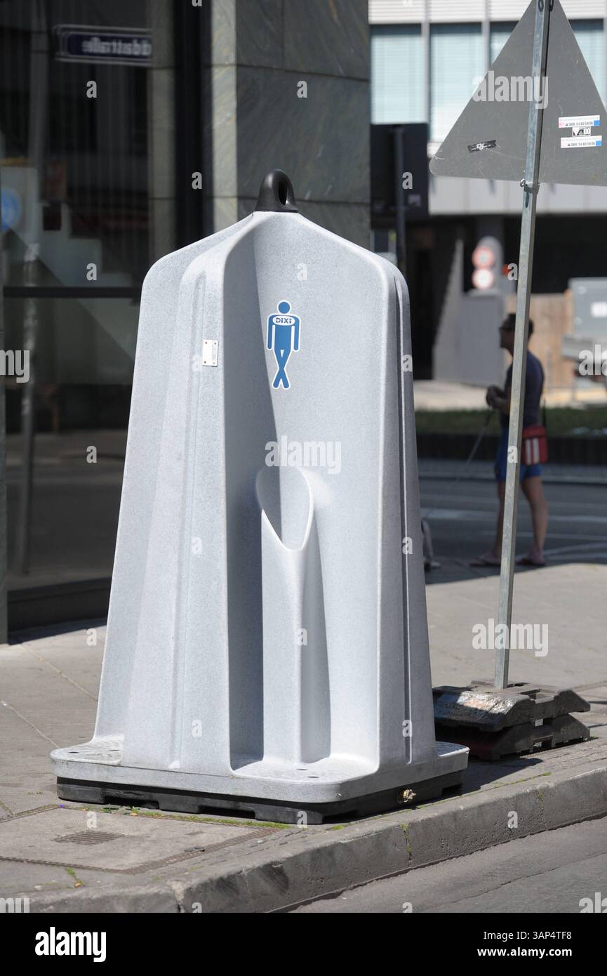 Mobile Urinal/Pissoir stehen in der Moselstraße Ecke Niddastraße. 05.06.2015 Frankfurt Mobiles Urinal / Pissoir steht in der Moselstraße Ecke Niddastraße. Frankfurt Frankfurt Hessen Deutschland *** Mobile Urinalstände in der Moselstraße Ecke Niddastraße 05 06 2015 Frankfurt Mobile Urinalstände in der Moselstraße Ecke Niddastraße Frankfurt Frankfurt Hessen Deutschland Stockfoto
