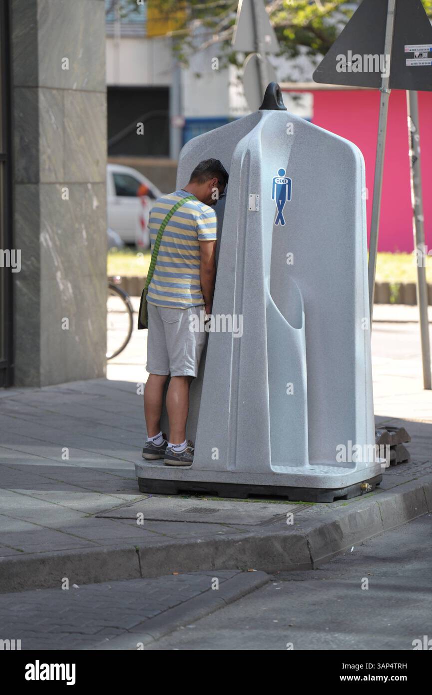 Mobile Urinal/Pissoir stehen in der Moselstraße Ecke Niddastraße. 05.06.2015 Frankfurt Mobiles Urinal / Pissoir steht in der Moselstraße Ecke Niddastraße. Frankfurt Frankfurt Hessen Deutschland *** Mobile Urinalstände in der Moselstraße Ecke Niddastraße 05 06 2015 Frankfurt Mobile Urinalstände in der Moselstraße Ecke Niddastraße Frankfurt Frankfurt Hessen Deutschland Stockfoto