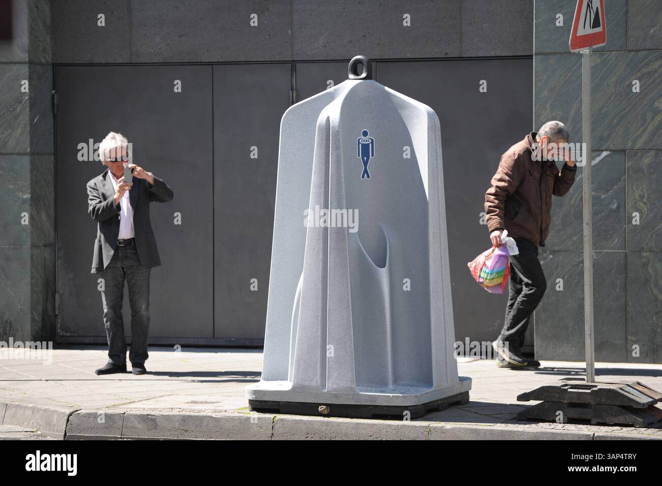Mobile Urinal/Pissoir stehen in der Moselstraße Ecke Niddastraße. 05.06.2015 Frankfurt Mobiles Urinal / Pissoir steht in der Moselstraße Ecke Niddastraße. Frankfurt Frankfurt Hessen Deutschland *** Mobile Urinalstände in der Moselstraße Ecke Niddastraße 05 06 2015 Frankfurt Mobile Urinalstände in der Moselstraße Ecke Niddastraße Frankfurt Frankfurt Hessen Deutschland Stockfoto