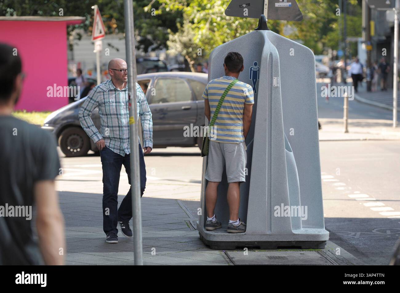 Mobile Urinal/Pissoir stehen in der Moselstraße Ecke Niddastraße. 05.06.2015 Frankfurt Mobiles Urinal / Pissoir steht in der Moselstraße Ecke Niddastraße. Frankfurt Frankfurt Hessen Deutschland *** Mobile Urinalstände in der Moselstraße Ecke Niddastraße 05 06 2015 Frankfurt Mobile Urinalstände in der Moselstraße Ecke Niddastraße Frankfurt Frankfurt Hessen Deutschland Stockfoto