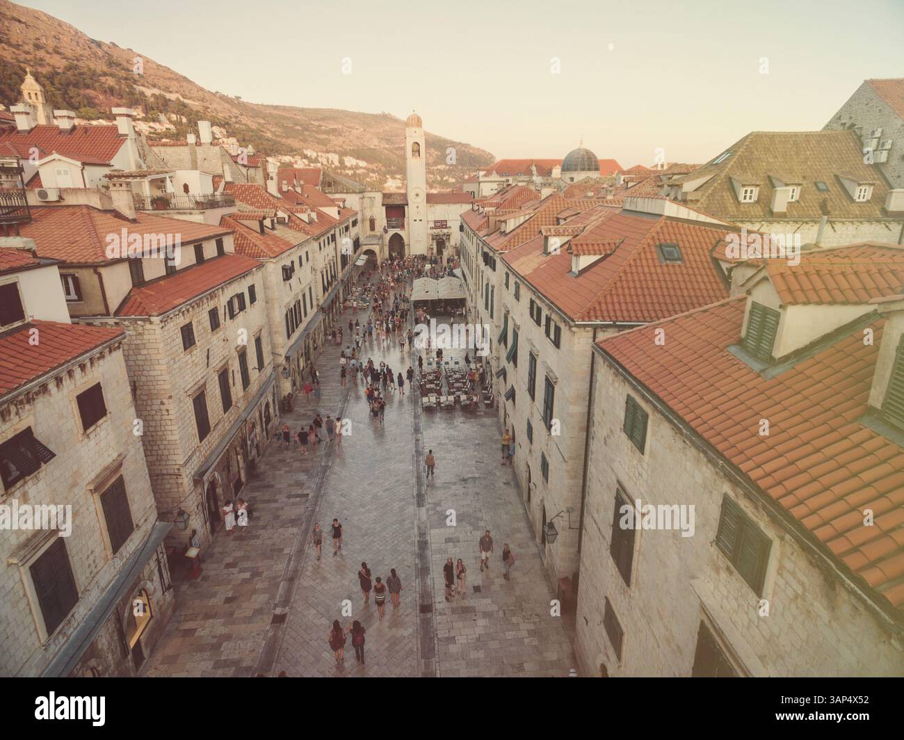 Blick aus der Vogelperspektive auf die Altstadt von Dubrovnik (Kroatien) über der Stradun Straße, beliebte Touristenattraktion an der Adria. Nachbearbeitet mit Vintage-Filter. Stockfoto