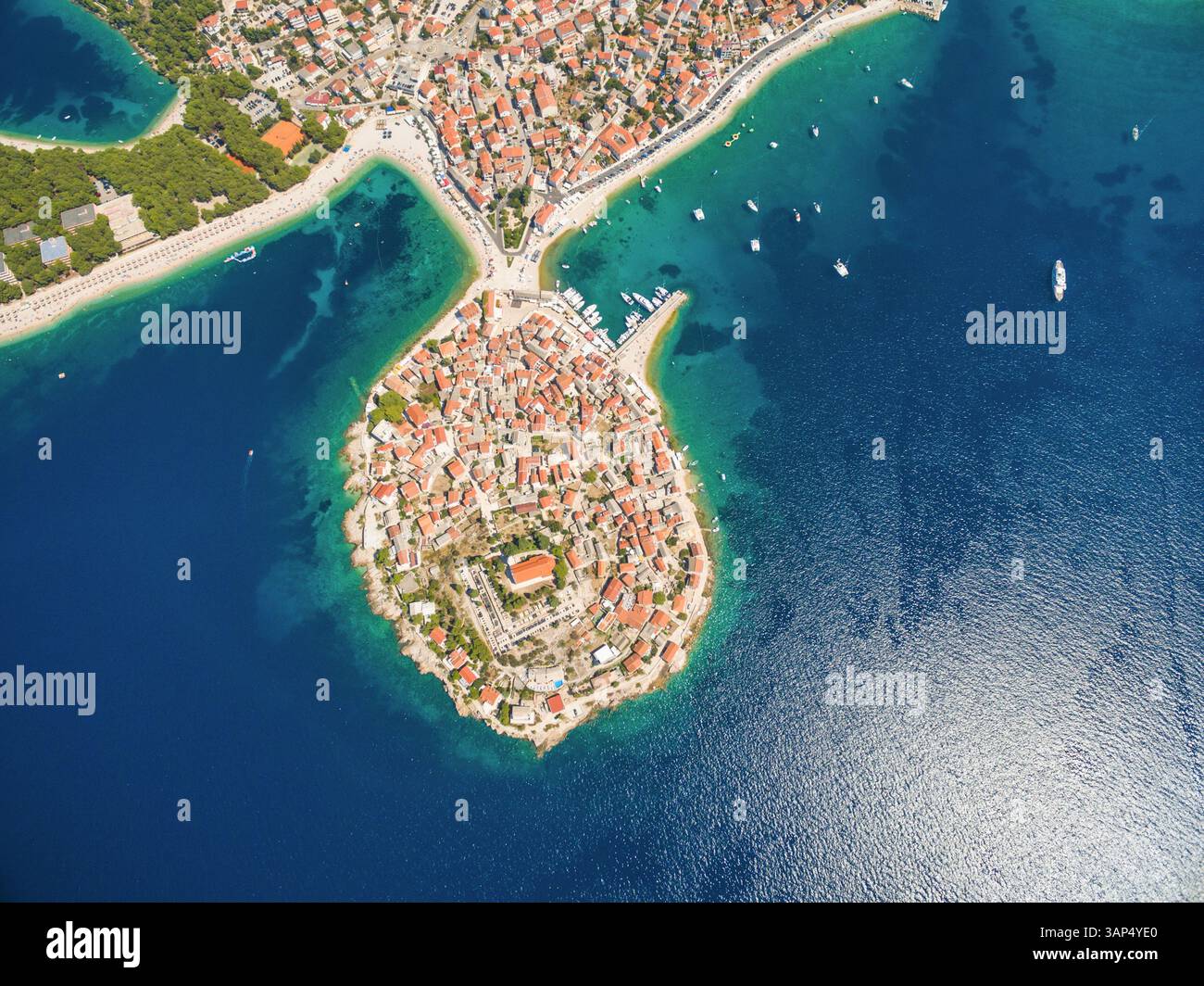 Luftaufnahme von Primosten, beliebten kroatischen Sommer-Reiseziel. Stockfoto