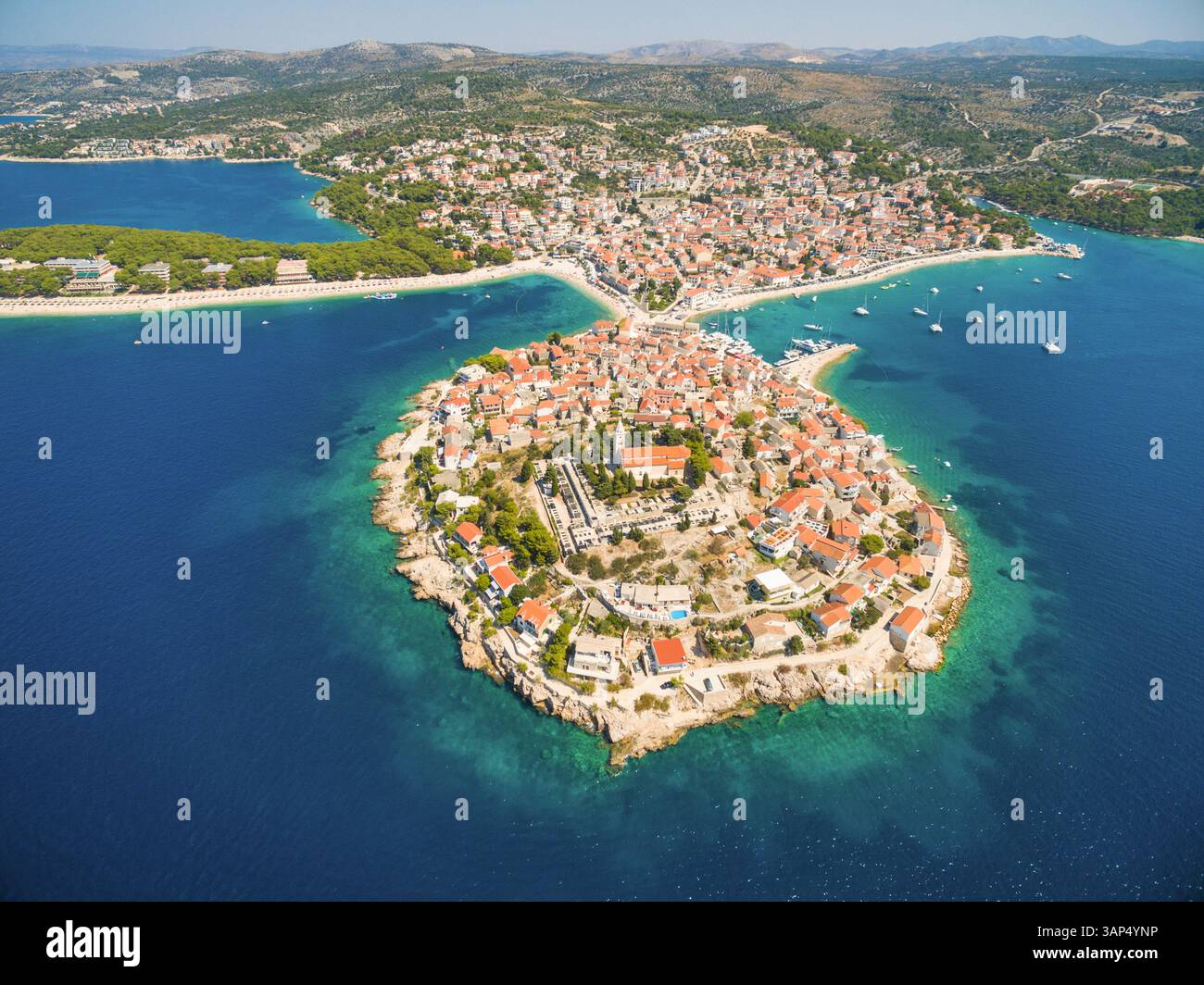 Luftaufnahme von Primosten, beliebten kroatischen Sommer-Reiseziel. Stockfoto