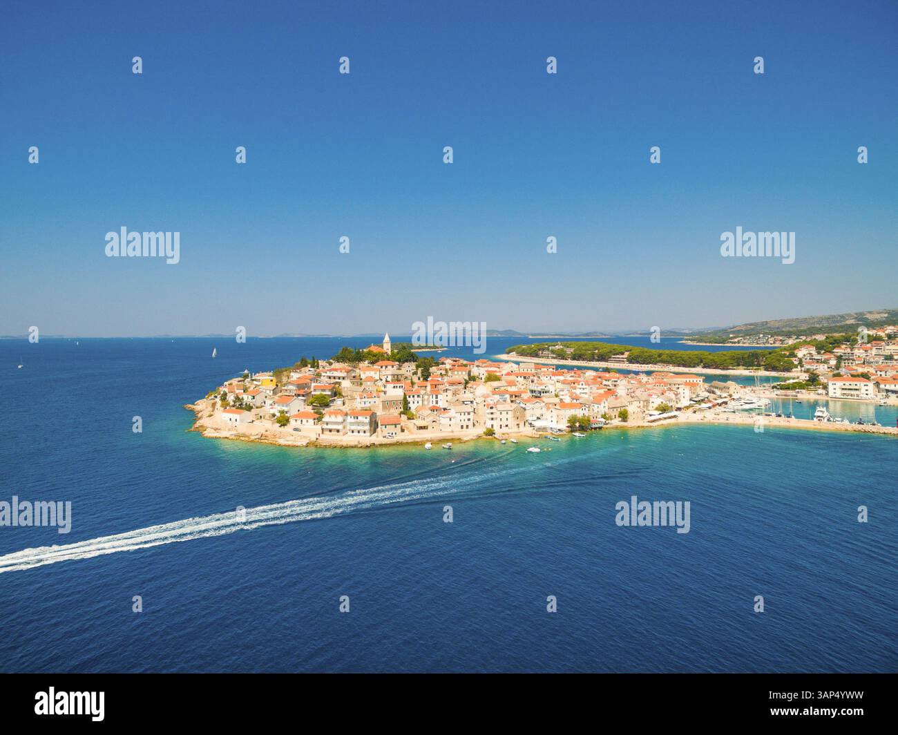 Luftaufnahme von Primosten, beliebten kroatischen Sommer-Reiseziel. Stockfoto