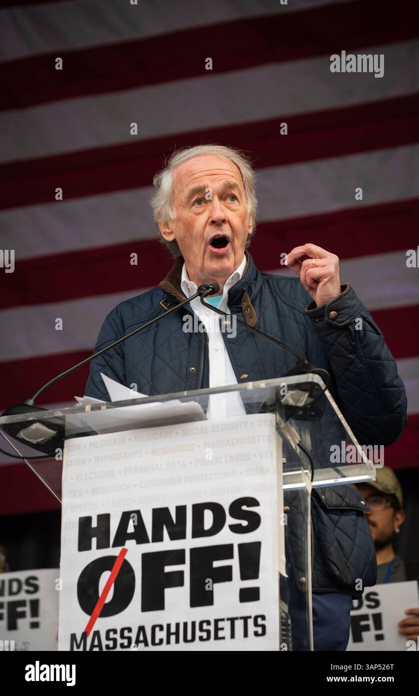 Der demokratische Senator von Massachusetts Ed Markey auf der Bühne im Boston City Hall sprach mit über 35.000 Teilnehmern an der Hands Off-Demonstration am 5. April 2025. Die Demonstration in Boston war einer von mehr als 1.200 Protesten in den Vereinigten Staaten gegen den derzeitigen US-Präsidenten Donald Trump und Elon Musk. Stockfoto