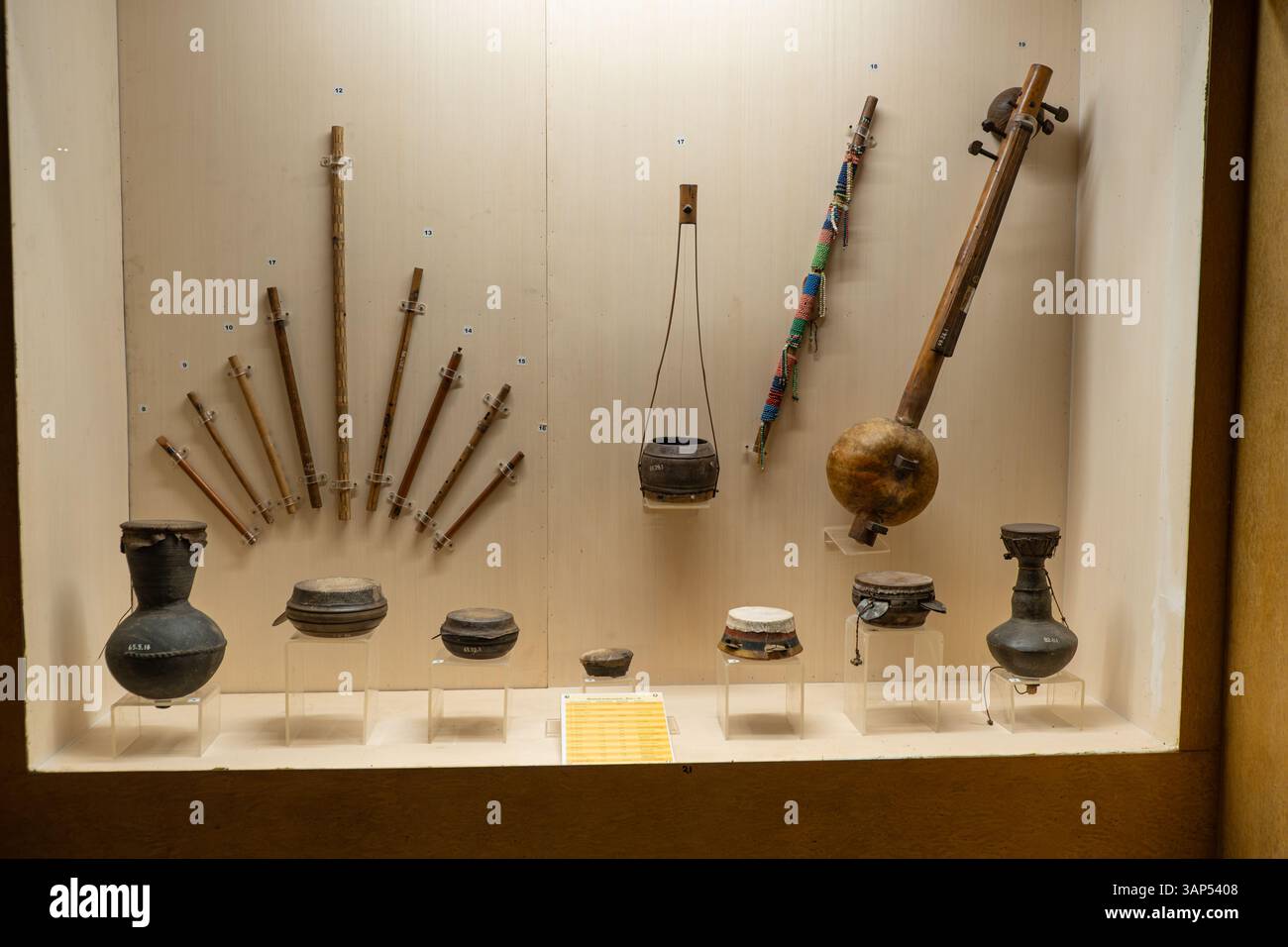 Oberste Zeile. L bis R: Eine Auswahl von Flöten. Nr. 18. Bira Bansi, eine große Flöte, aus Madhusudannagar, Bhubaneswar. Nr. 19. Eine Tumba Beena, eine Veena, aus Kora Stockfoto