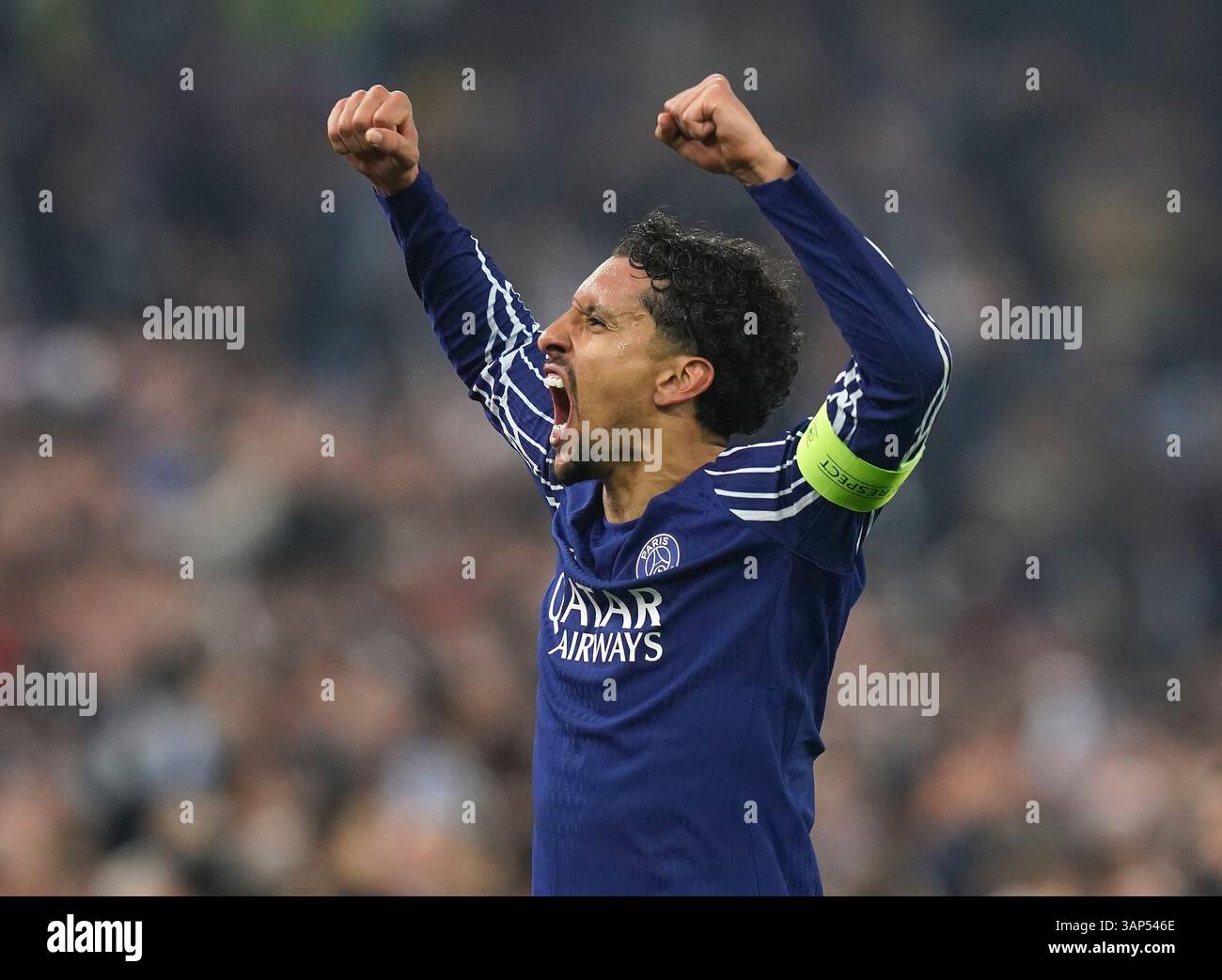 Birmingham, Großbritannien. April 2025. Marquinhos aus Paris St Germain feiert den Sieg beim Finale des Aston Villa gegen Paris Saint Germain Quarter im zweiten Leg der UEFA Champions League in Villa Park, Birmingham. Der Bildnachweis sollte lauten: Andrew Yates/Sportimage Credit: Sportimage Ltd/Alamy Live News Stockfoto