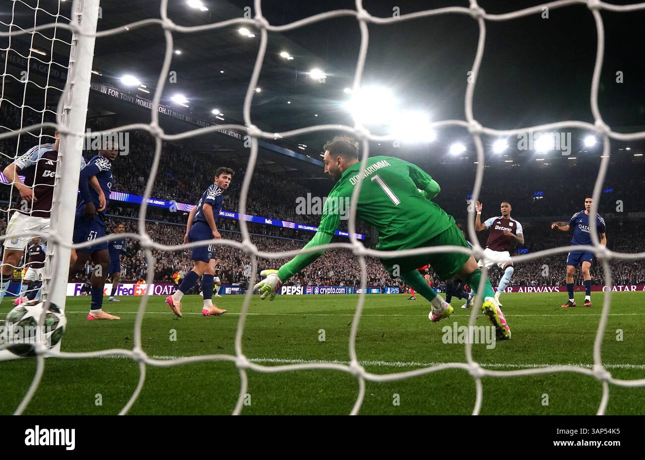 Ezri Konsa von Aston Villa erzielte im Viertelfinale der UEFA Champions League das dritte Tor des Spiels hinter dem Torhüter von Paris Saint-Germain Gianluigi Donnarumma. Bilddatum: Dienstag, 15. April 2025. Stockfoto