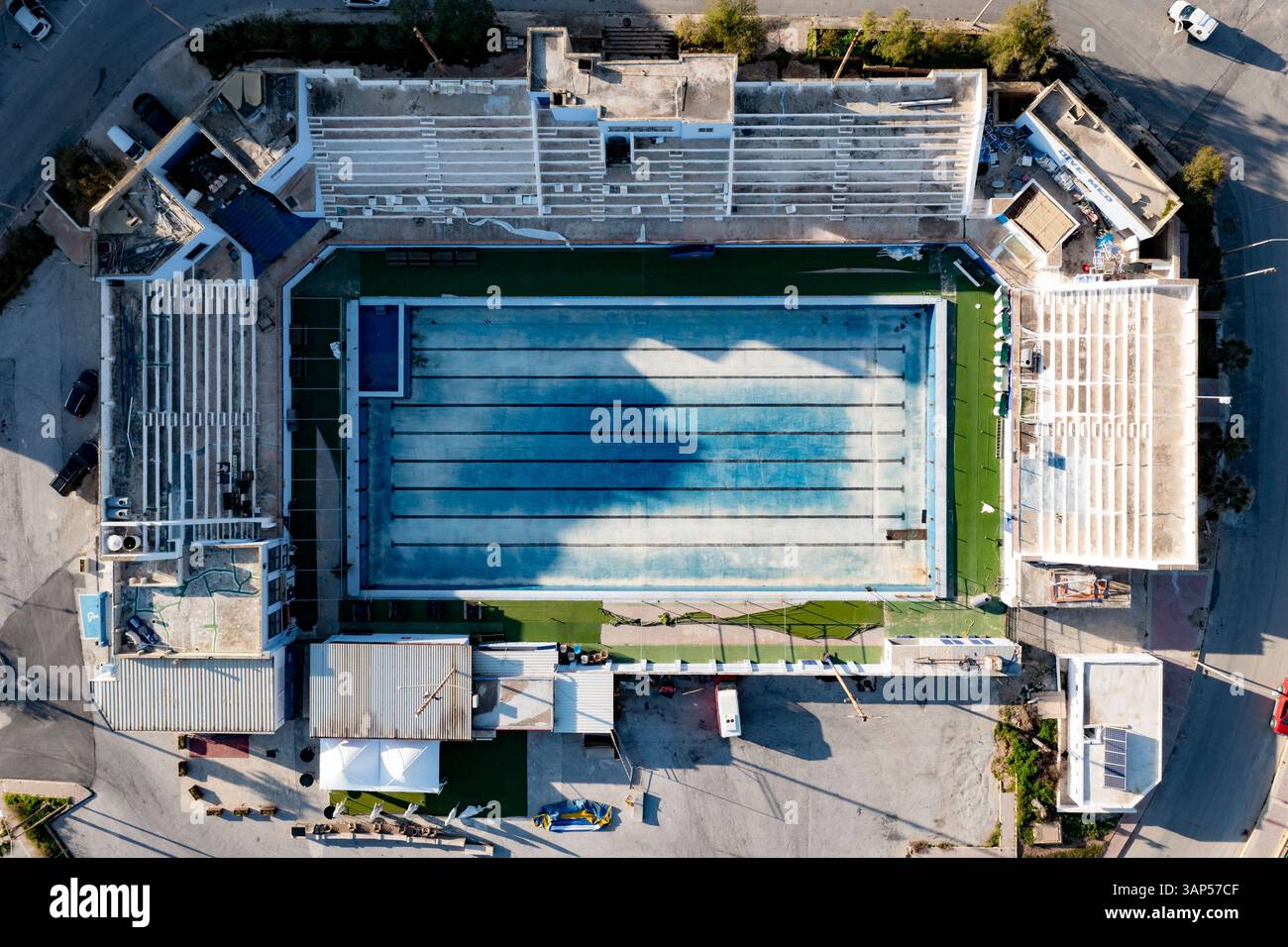 Von oben aus blickt man auf den alten verlassenen Außenpool unten, Valletta, Malta. Stockfoto