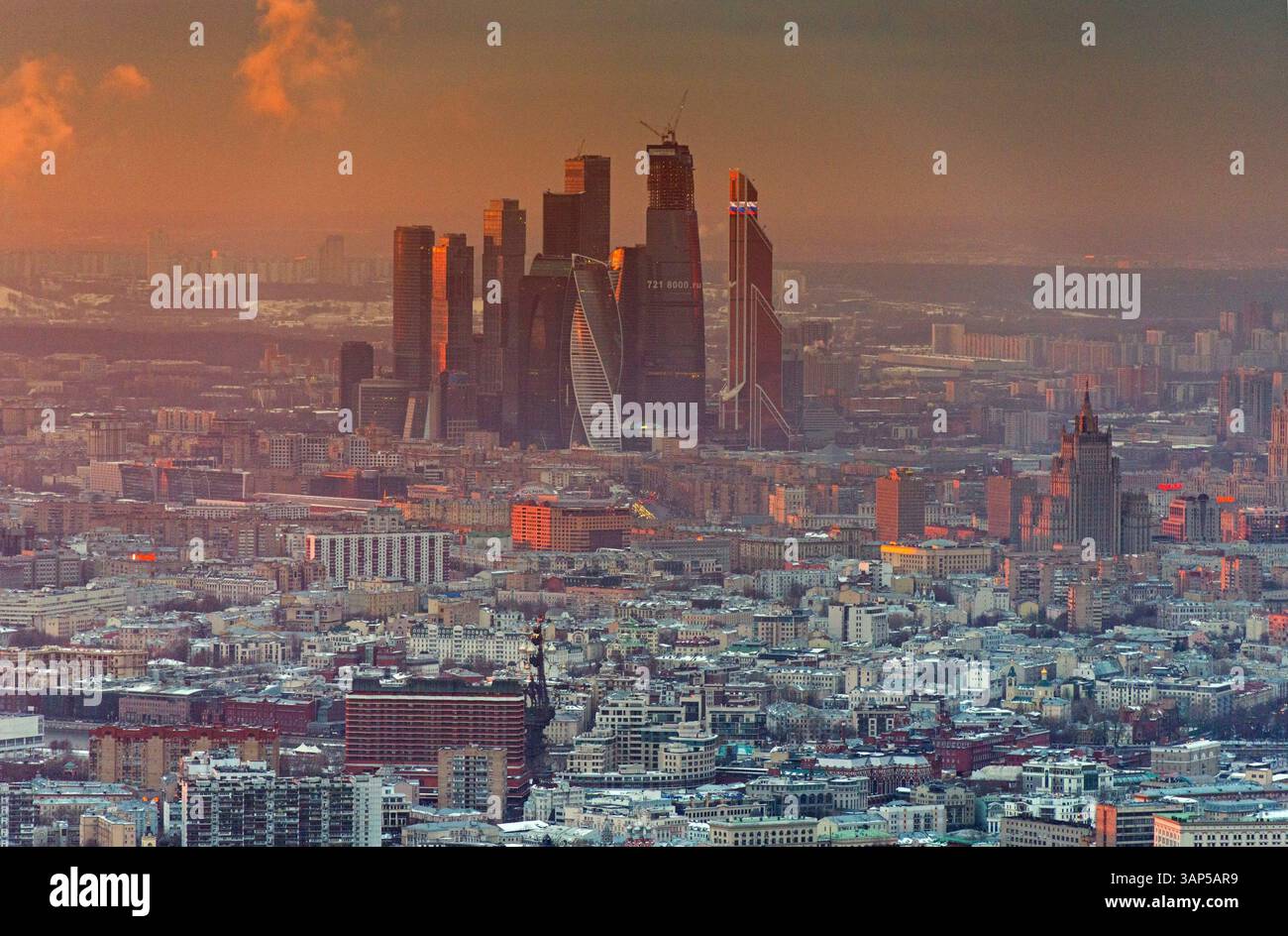 Moskau, Russland - 09. Januar 2015: Luftansicht auf das internationale Geschäftszentrum moskau bei Sonnenuntergang mit modernen Wolkenkratzern und Stadtlichtern, moskau, russland. Stockfoto