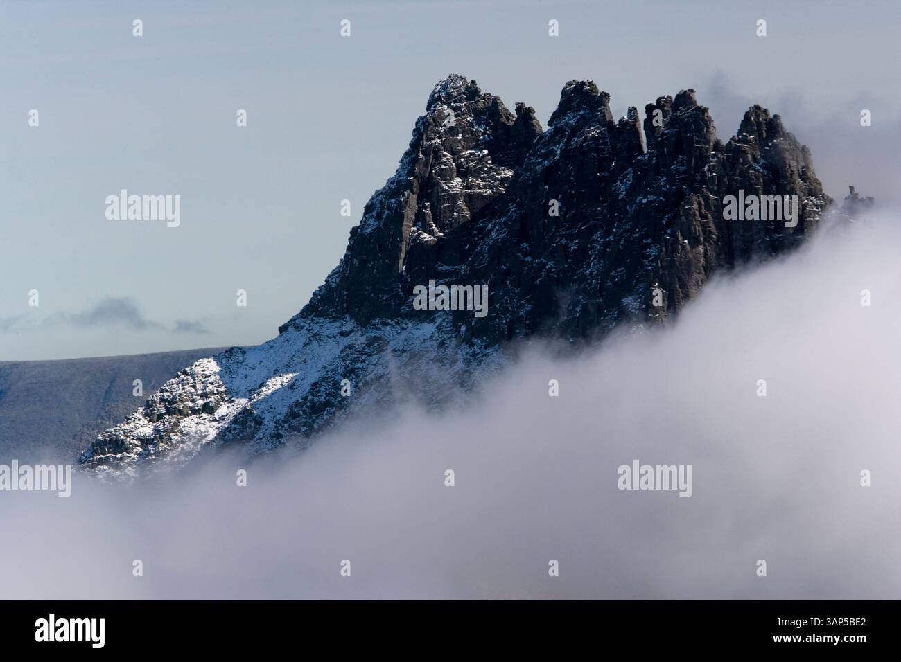 Aus der Vogelperspektive auf majestätische schneebedeckte Berge mit Wolken und einer ruhigen Atmosphäre, Komi Republik, Russland. Stockfoto