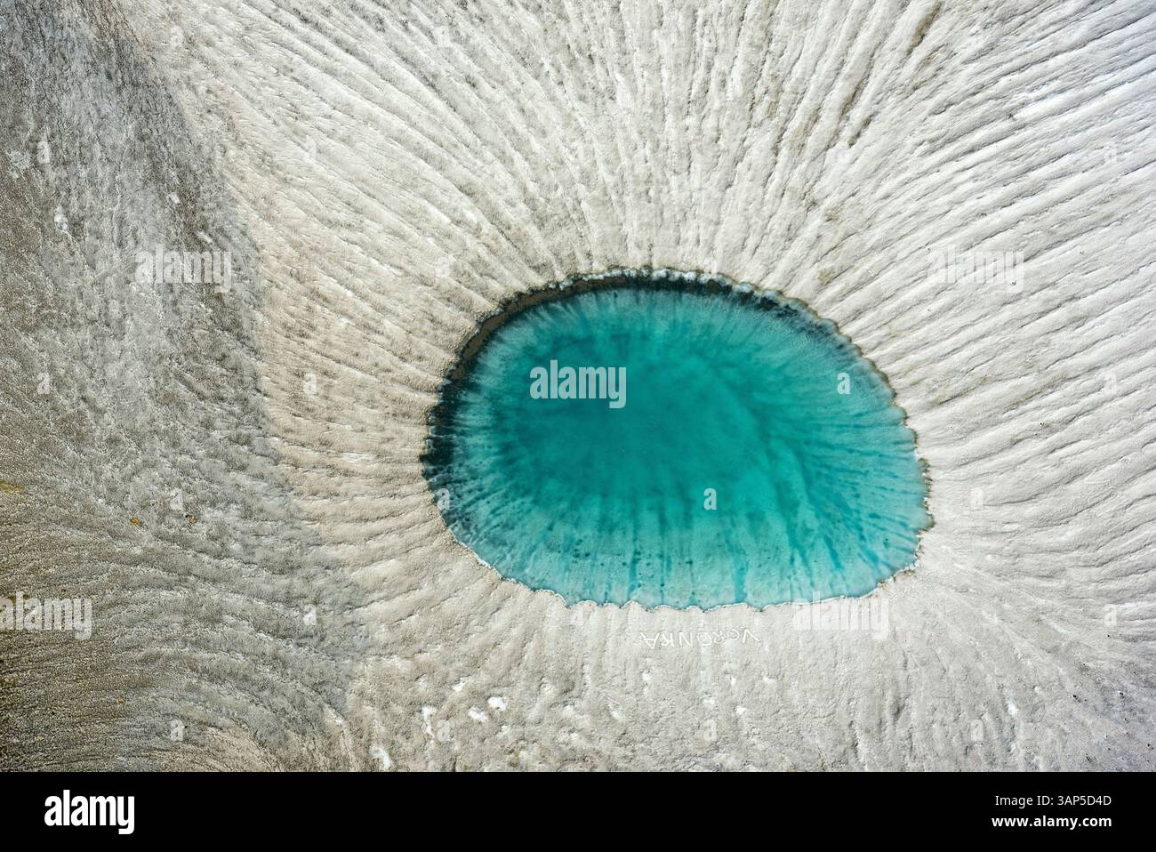 Aus der Vogelperspektive auf den Vulkan Gorely mit türkisfarbenem See und einzigartigem Krater, Halbinsel Kamtschatka, Russland. Stockfoto