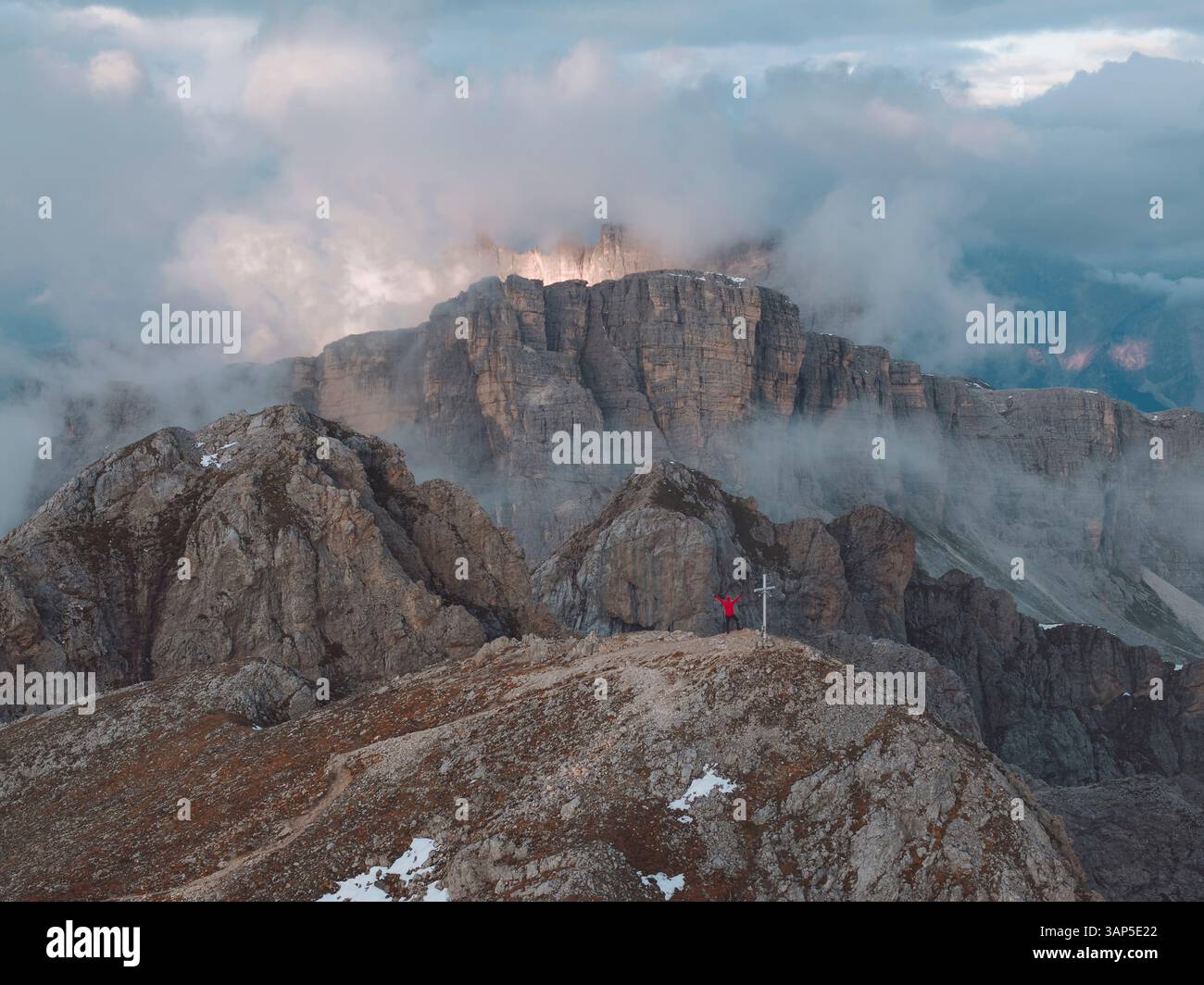 Aerial view of majestic dolomites with rugged peaks and dramatic clouds, Selva di Cadore, Italy. Stockfoto
