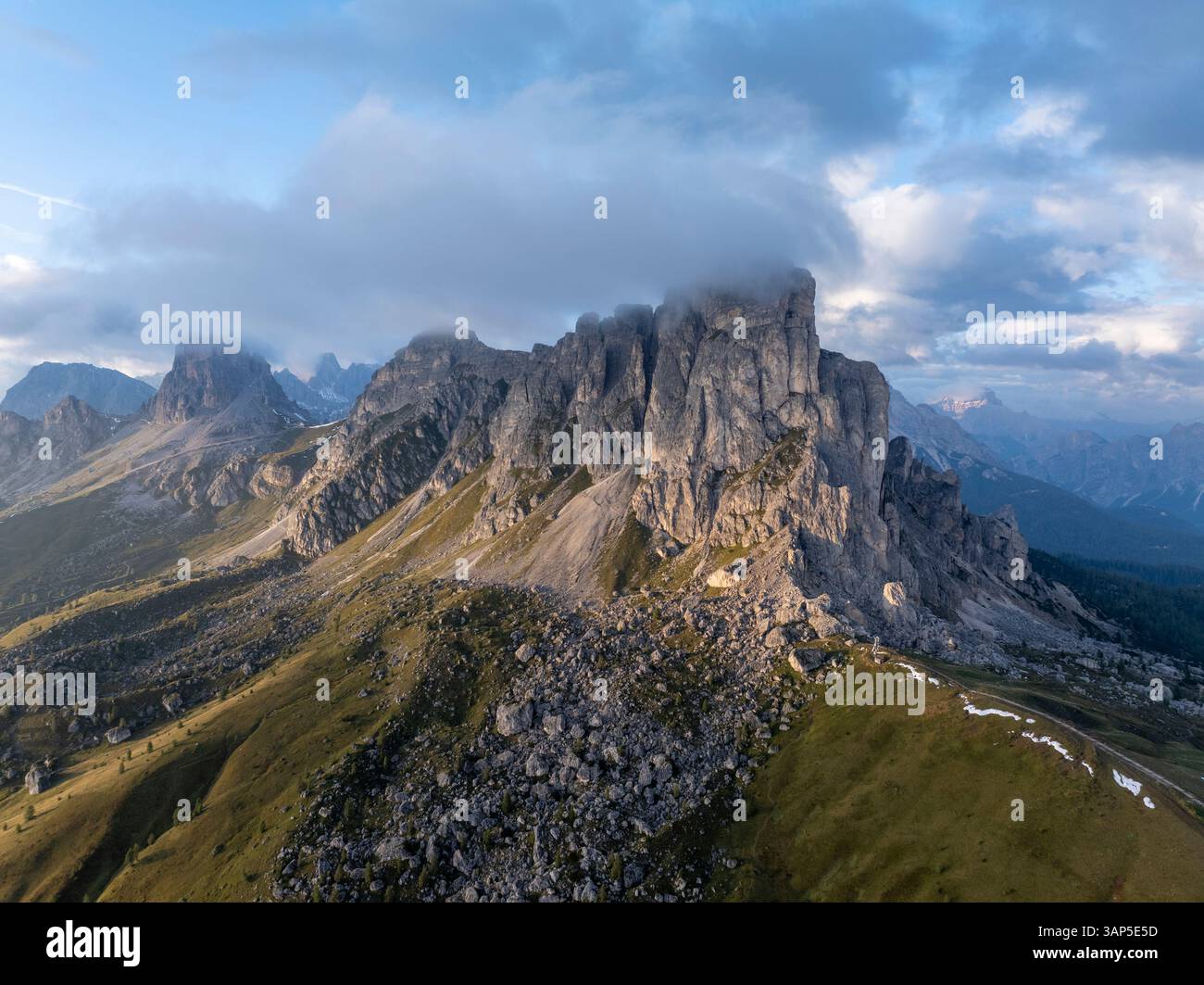 Blick aus der Vogelperspektive auf die wunderschönen dolomiten mit malerischen Gipfeln und Felsformationen unter Wolken, Colle Santa Lucia, Italien. Stockfoto