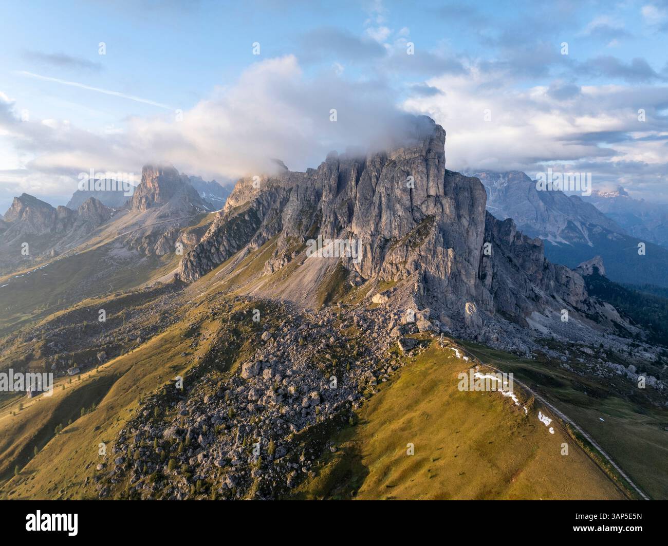 Aerial view of majestic dolomites with rugged peaks and tranquil clouds, Colle Santa Lucia, Italy. Stockfoto