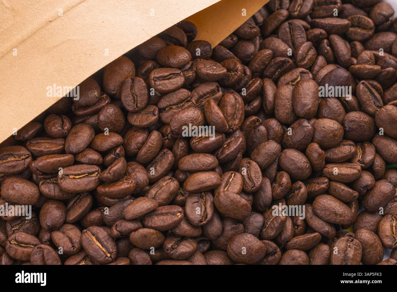 Frisch geröstete Kaffeebohnen in einem Sack Stockfoto