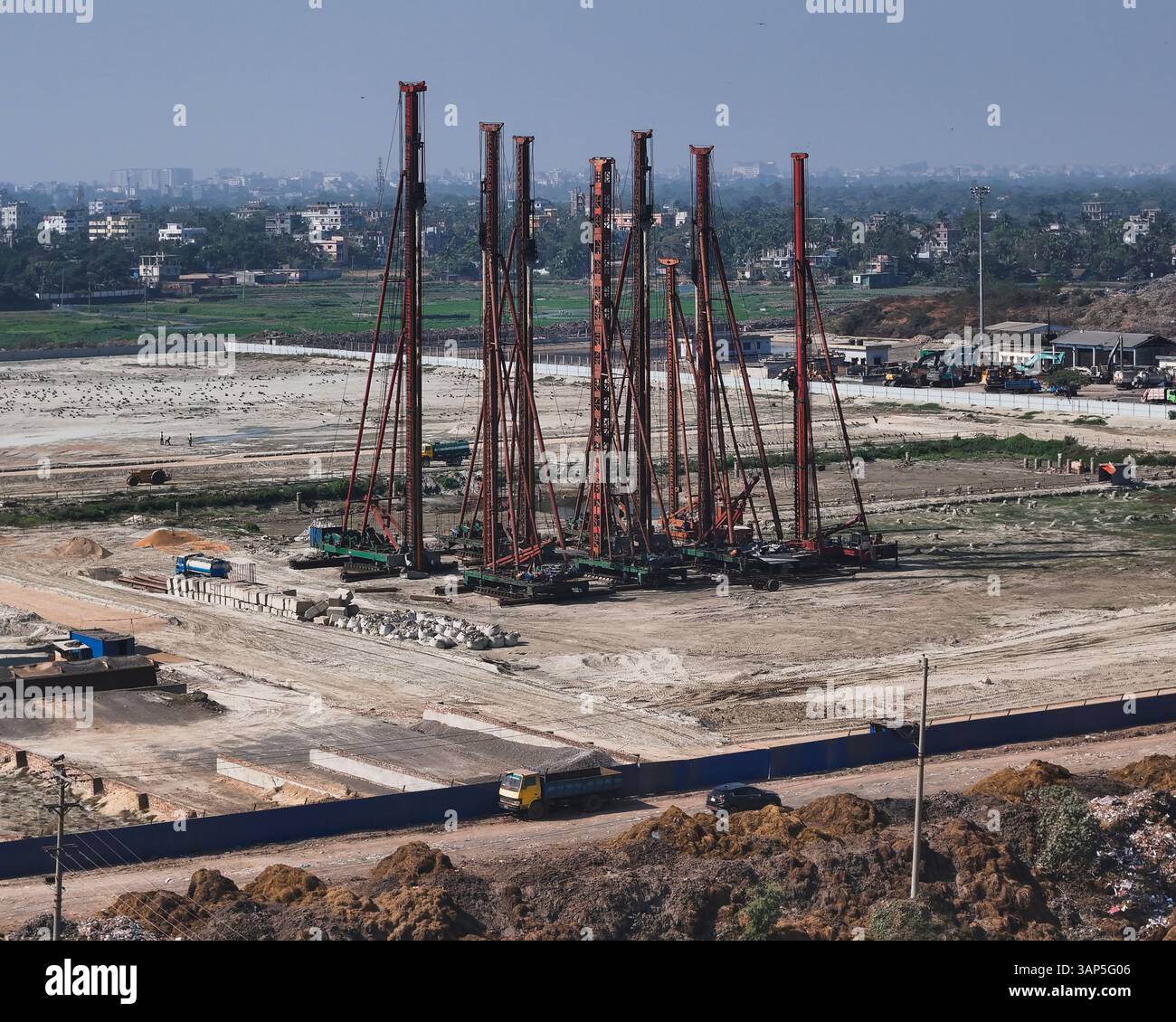 Luftaufnahme einer Baustelle mit Kränen und Baugeräten in der Stadtentwicklung, Dhaka, Dhaka, Bangladesch. Stockfoto
