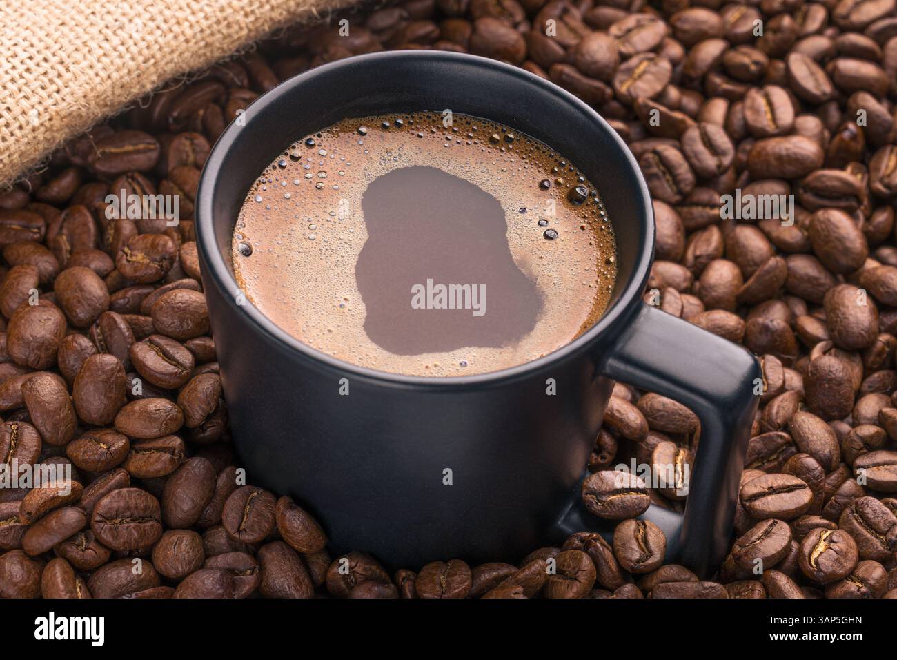 Frisch geröstete Kaffeebohnen in einem Sack Stockfoto