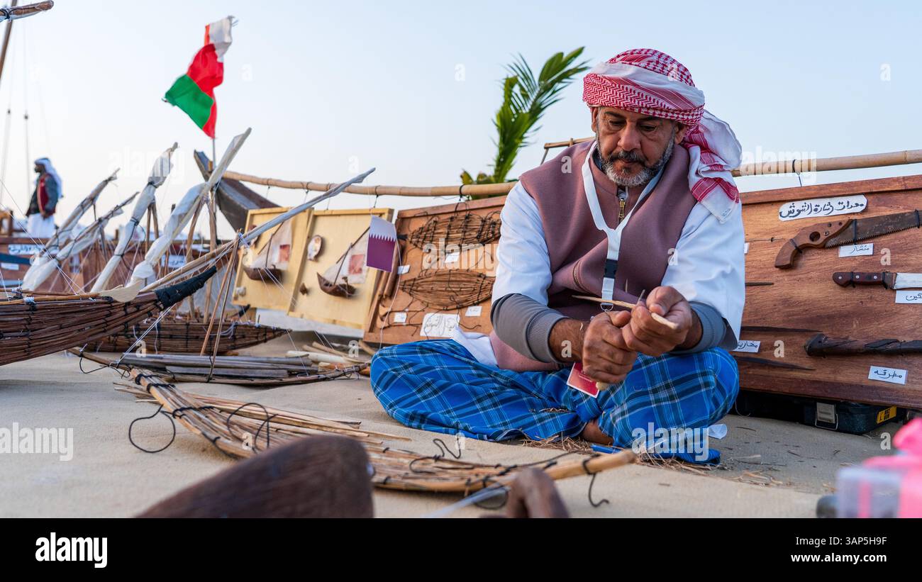 Doha, Katar - 14. Dezember 2024: Traditionelles Dhow Boat Festival am Katara Beach zeigt das katarische Erbe durch Ausstellungen über traditionelle Fischerei und Stockfoto