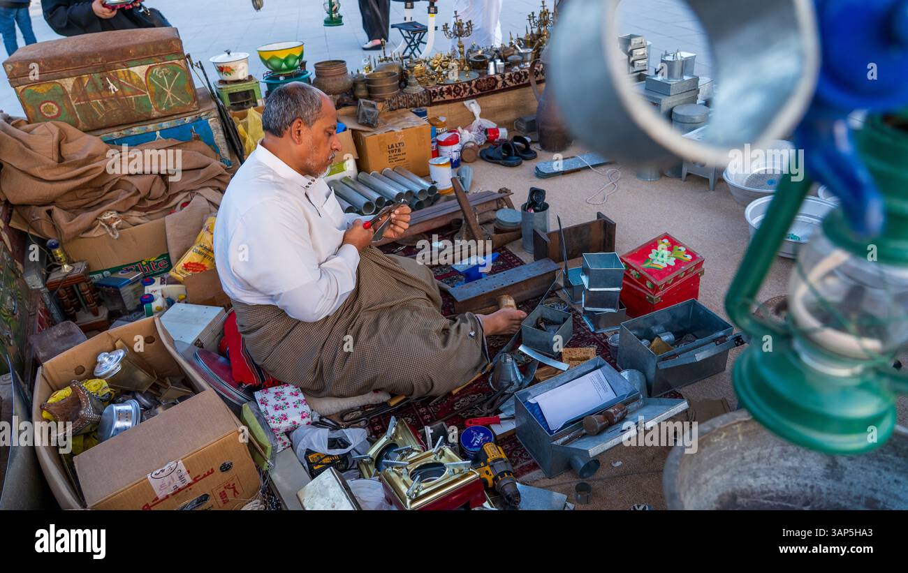 Doha, Katar - 14. Dezember 2024: Traditionelles Dhow Boat Festival am Katara Beach zeigt das katarische Erbe durch Ausstellungen über traditionelle Fischerei und Stockfoto