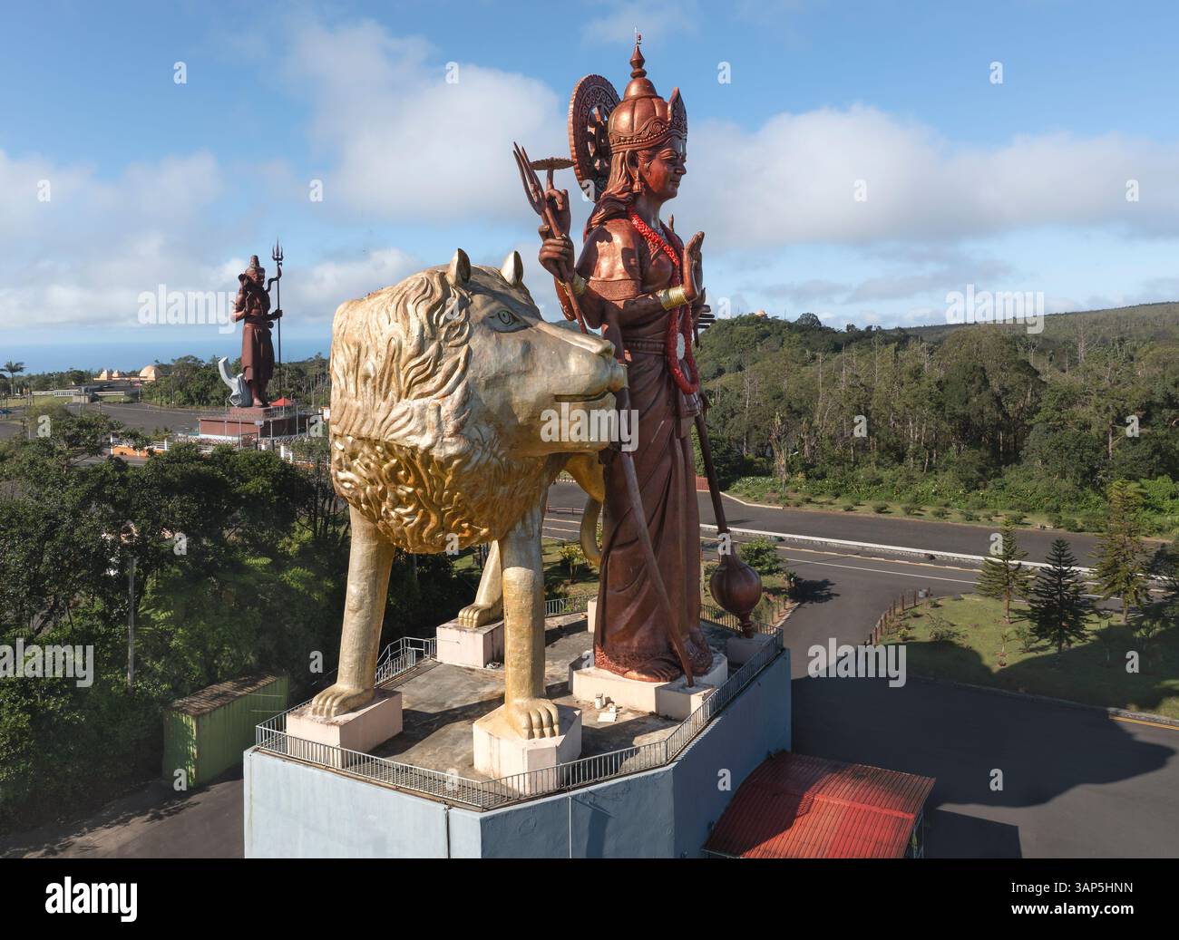 Luftaufnahme der Durga Maa Bhavani Statue mit Löwe in ruhiger Landschaft, Grand Bassin, Mauritius. Stockfoto
