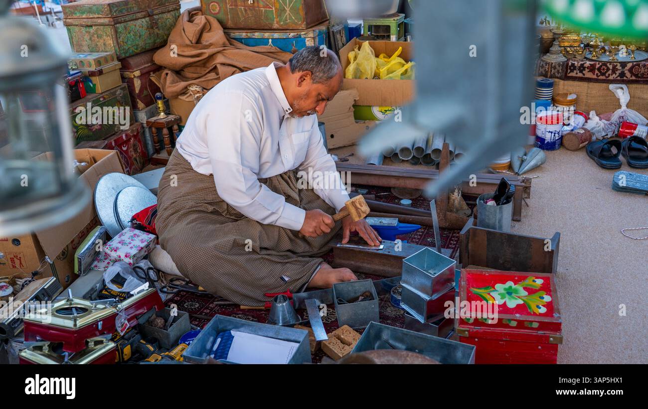 Doha, Katar - 14. Dezember 2024: Traditionelles Dhow Boat Festival am Katara Beach zeigt das katarische Erbe durch Ausstellungen über traditionelle Fischerei und Stockfoto
