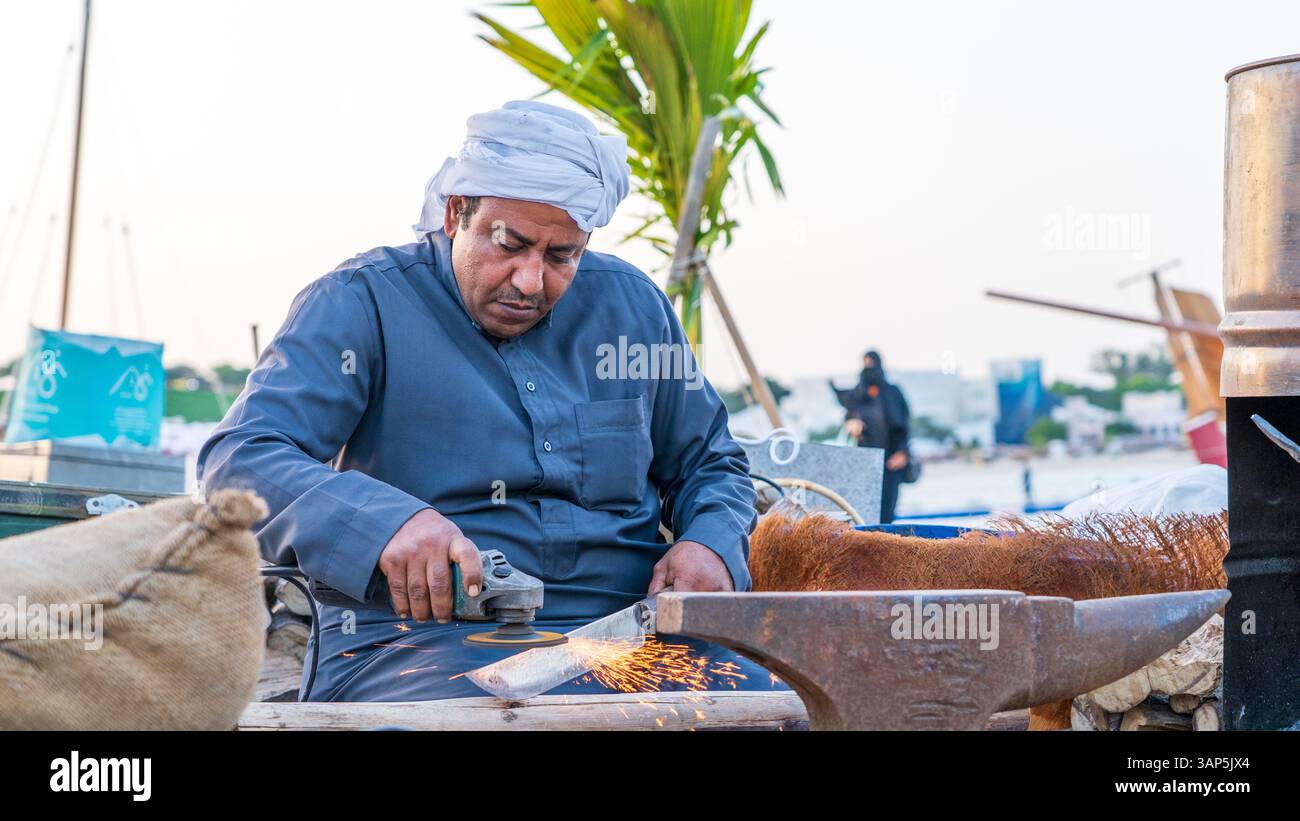 Doha, Katar - 14. Dezember 2024: Traditionelles Dhow Boat Festival am Katara Beach zeigt das katarische Erbe durch Ausstellungen über traditionelle Fischerei und Stockfoto