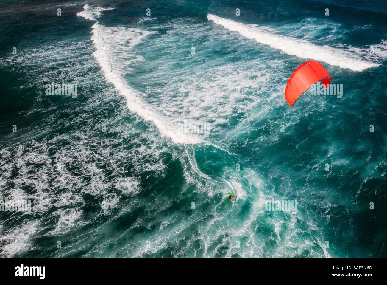 Aus der Vogelperspektive des Kitesurfers beim Überqueren des Ozeans am Kite Beach in Santa Maria, Sal, Kap Verde. Stockfoto