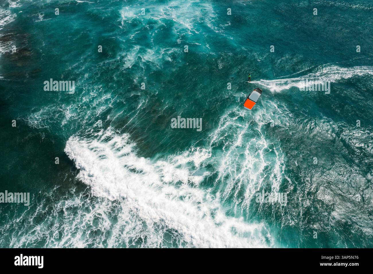 Aus der Vogelperspektive des Kitesurfers beim Überqueren des Ozeans am Kite Beach in Santa Maria, Sal, Kap Verde. Stockfoto