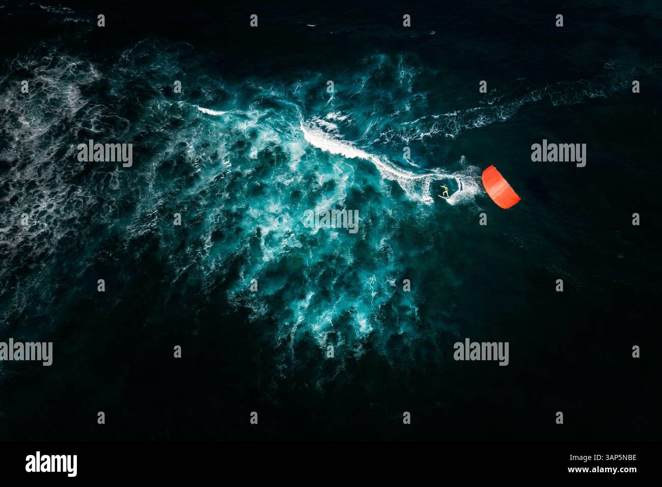 Aus der Vogelperspektive des Kitesurfers beim Überqueren des Ozeans am Kite Beach in Santa Maria, Sal, Kap Verde. Stockfoto