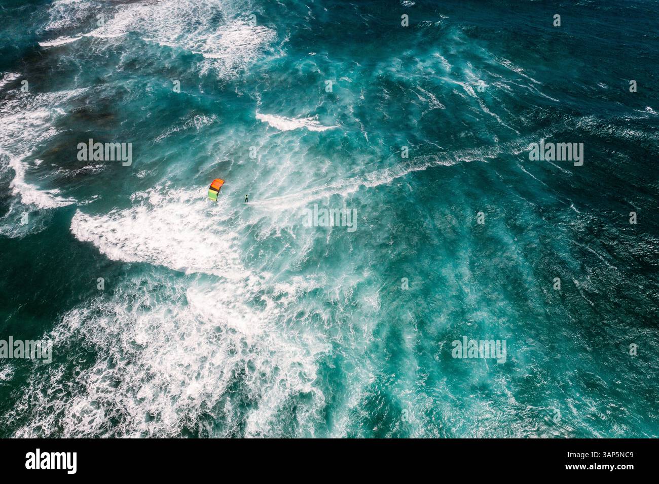 Aus der Vogelperspektive des Kitesurfers beim Überqueren des Ozeans am Kite Beach in Santa Maria, Sal, Kap Verde. Stockfoto