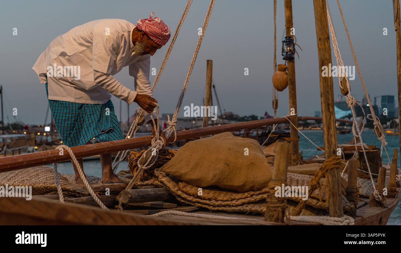 Doha, Katar - 14. Dezember 2024: Traditionelles Dhow Boat Festival am Katara Beach zeigt das katarische Erbe durch Ausstellungen über traditionelle Fischerei und Stockfoto
