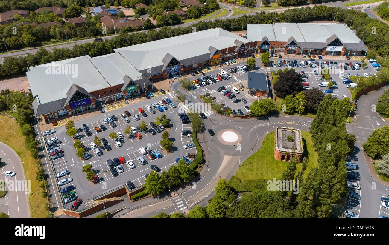 Aus der Vogelperspektive auf einen belebten Einzelhandelspark mit organisierten Geschäften und einem geräumigen Parkplatz, Exeter, Großbritannien. Stockfoto