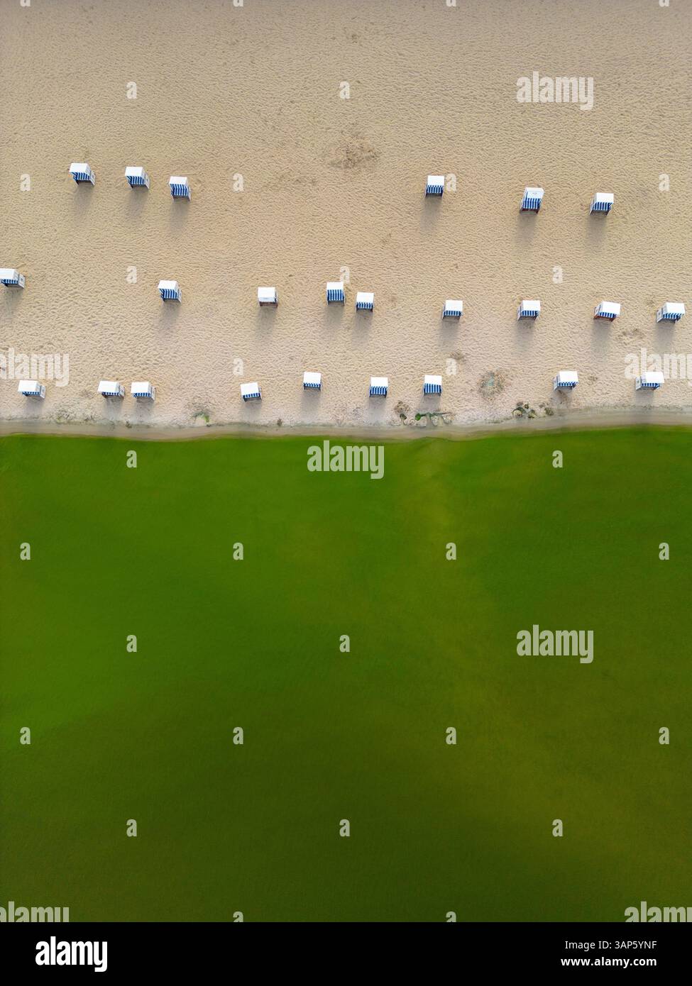 Blick aus der Vogelperspektive auf das ruhige strandbad wannsee mit ...