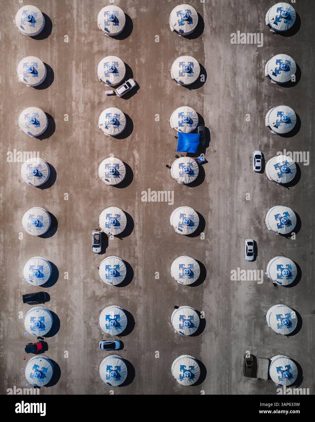 Aus der Vogelperspektive eines Jurtencampings in der Wüste in der Alxa League, Innere Mongolei, China. Stockfoto