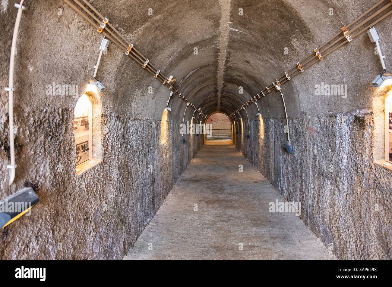 Tunnel, der zur alten Thermalquelle Santa Marta führt und heute als Museum für die Öffentlichkeit zugänglich ist, im Santa Marta Park, Ericeira, Portugal. Stockfoto