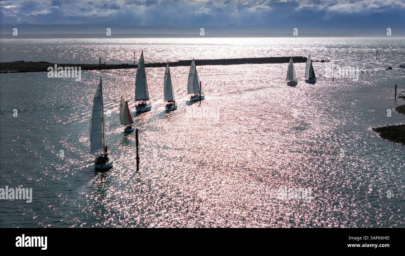 Aus der Vogelperspektive eines Segelrennens mit wunderschönen Segelbooten auf dem Meer unter einem malerischen Himmel, Stepneyville, Neuseeland. Stockfoto