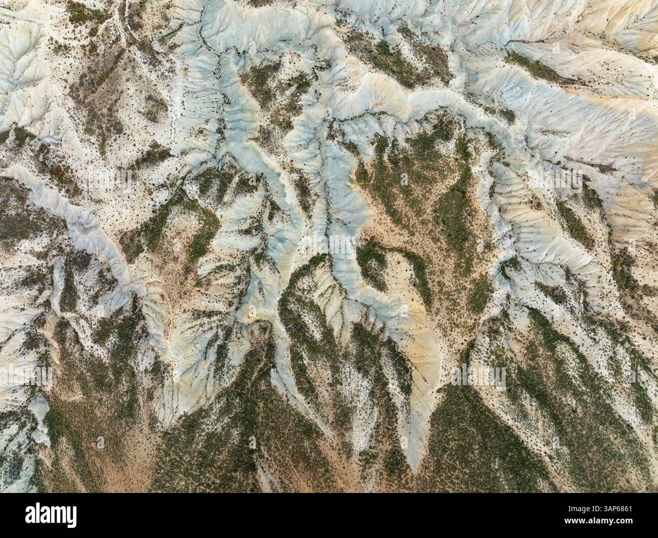 Aus der Vogelperspektive auf die atemberaubende Tabernas-Wüste mit rauem Gelände und einzigartigen Mustern, Tabernas, Almeria, Spanien. Stockfoto