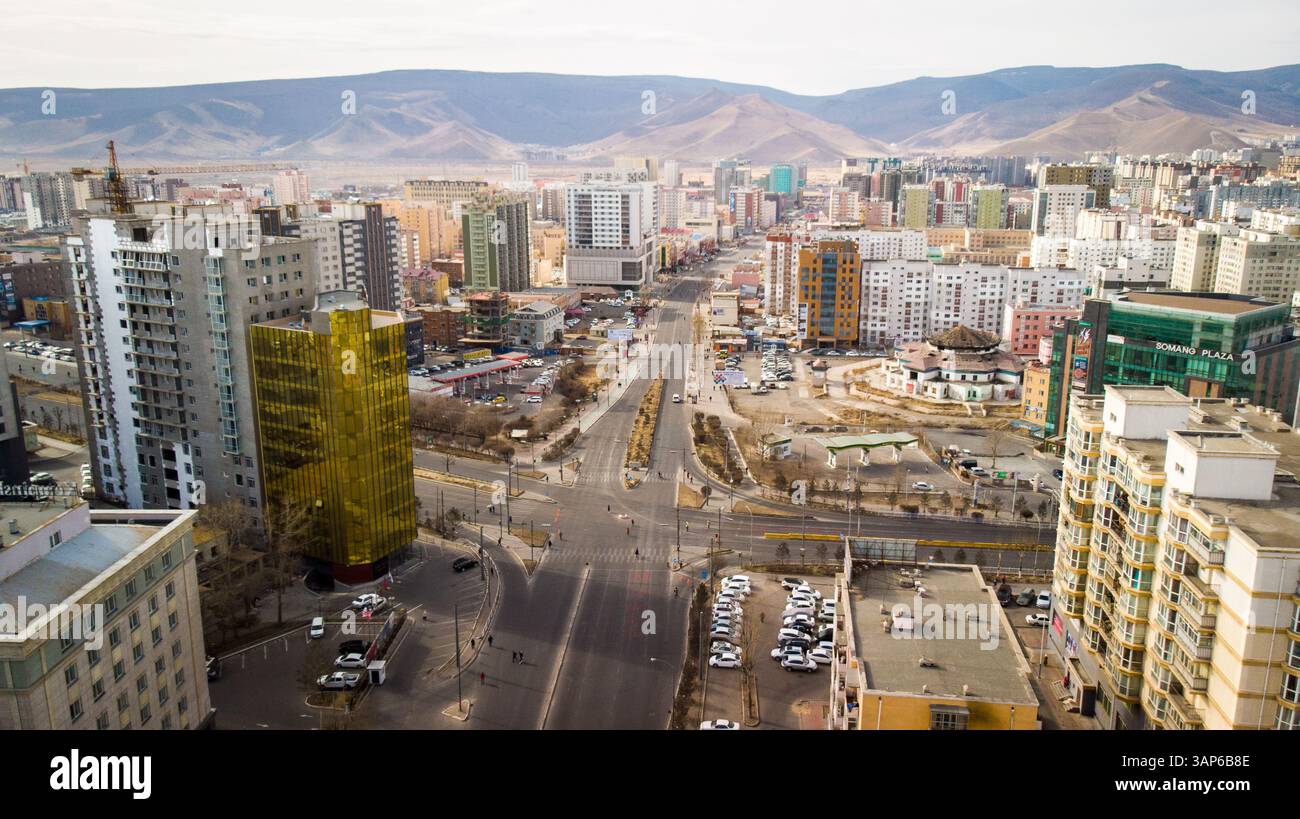 ULAANBAATAR, MONGOLEI - 25. APRIL 2019: Ein unheimlich ruhiger Ulaanbaatar, da Autos für einige Stunden für Katastrophenversuche von der Straße verboten sind. Ta Stockfoto