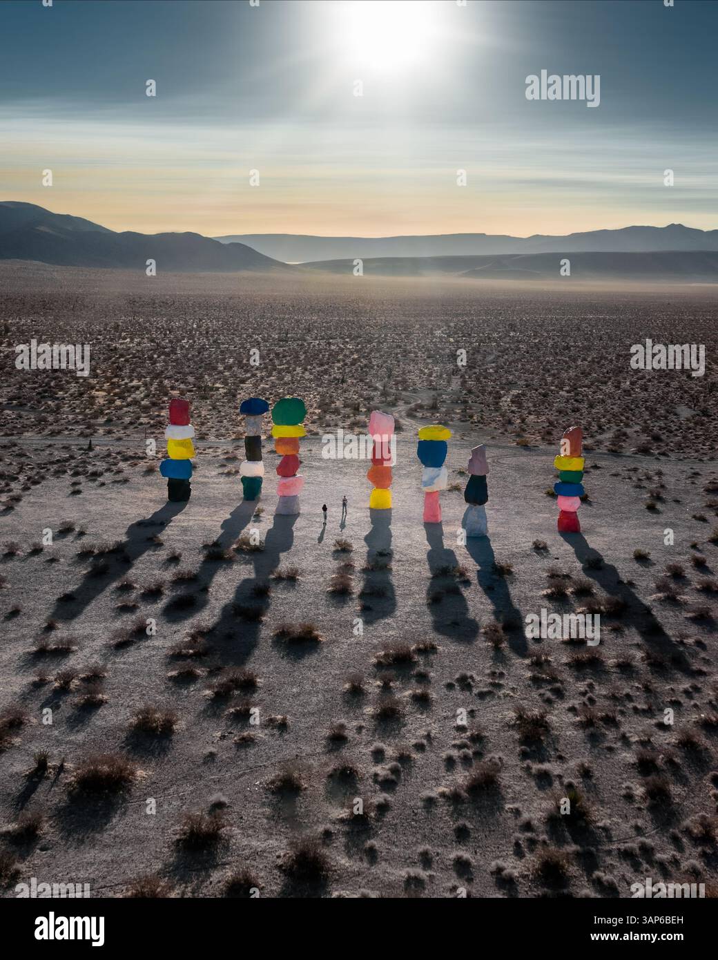 Seven Magic Mountains - 13. Oktober 2020: Aerial View of Desert Kunstinstallation von Ugo Rondinone, hoch in Las Vegas, USA, 35 Meter hoch Stockfoto