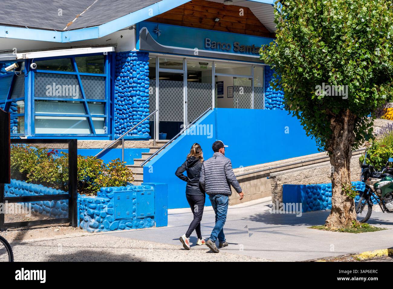 Ein paar Schritte an Einer Bank auf der Hauptstraße von El Calafate, Provinz Santa Cruz, Patagonien, Argentinien. Stockfoto
