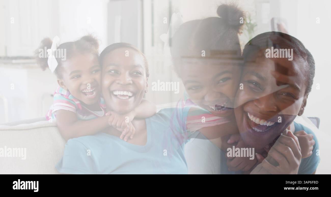 Ein Komposit aus glücklicher afroamerikanischer Mutter und Tochter, die zu Hause umarmen und lachen Stockfoto